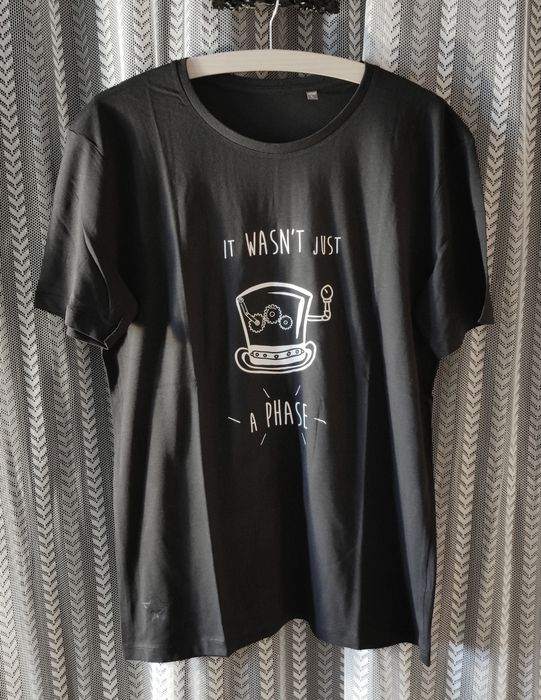 T-shirts "Não Era Apenas Uma Fase" preto I