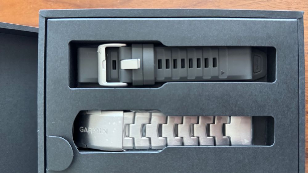 Garmin Bransoleta tytanowa srebrna z otworami QuickFit 22 mm + Czarny silikonowy pasek gratis