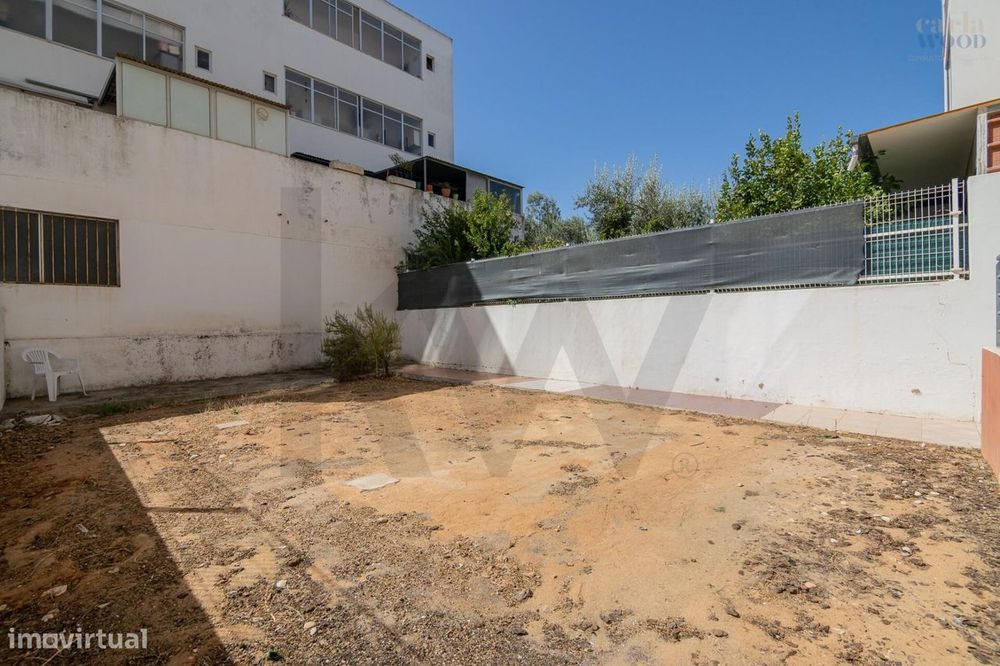 Um fantástico apartamento t2 de rés do chão, com terraço e logradouro