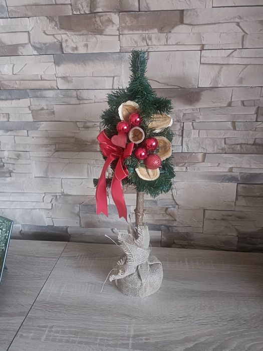 Mała choinka z czerwonymi dodatkami