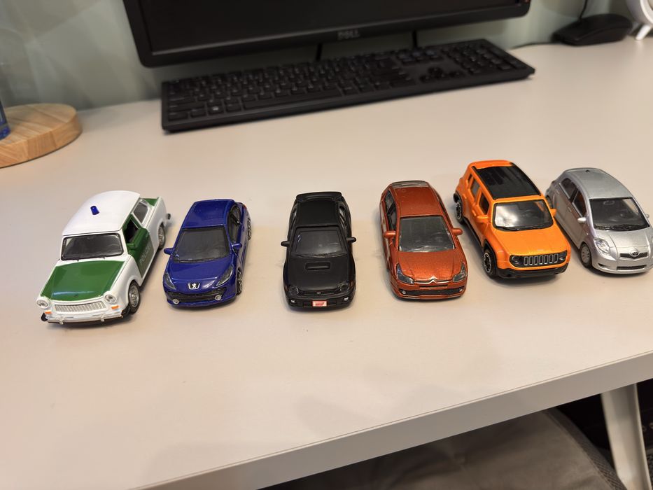Samochodziki kolekconerskie 30 sztuk  (metalowe)