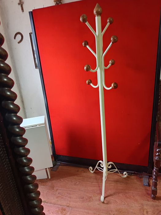 Cabide metálico com bolas madeira