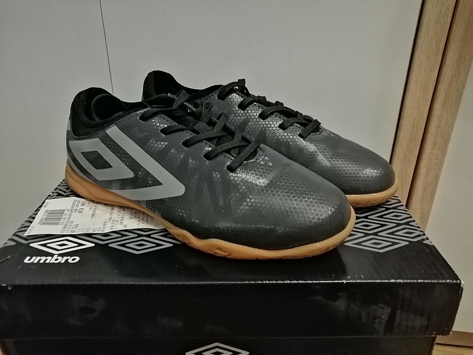 Umbro Velocita VI Club , buty halowe 38,5 Okazja