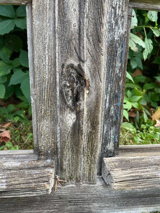 Stare drewniane okna ze szprosami