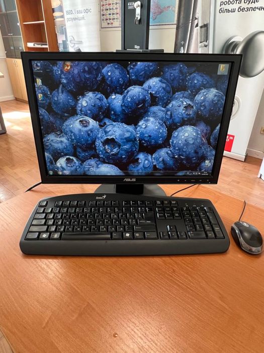 Комп'ютер в зборі: ПК (Intel Core 2 Duo), монітор ASUS, клавіатура, миша