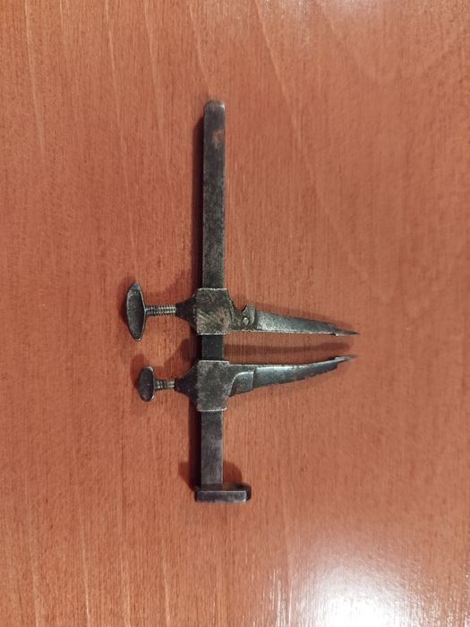 Ferramenta medição antiga