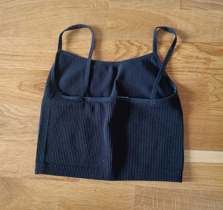 Czarny prążkowany crop top na ramiączkach Stradivarius XS 34