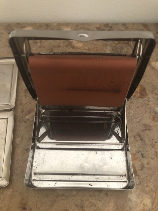 Enrolador de cigarros e caixa de cigarros