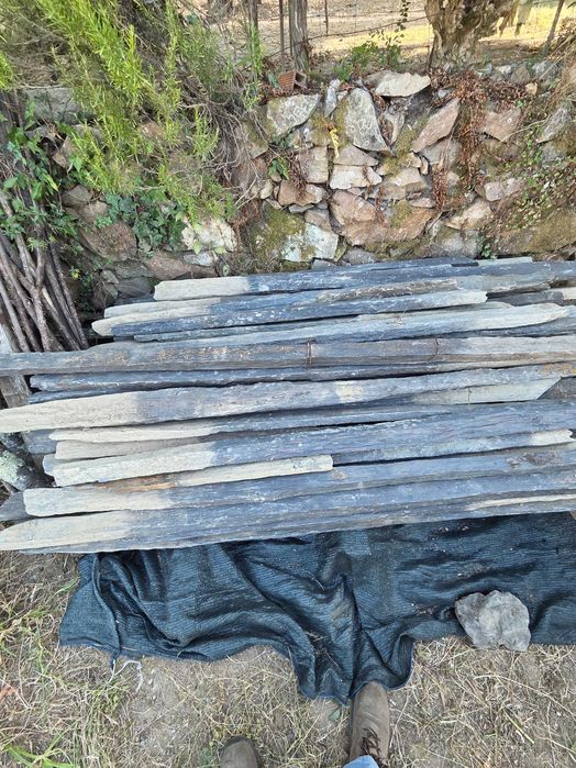 Prumos. pedra de louza