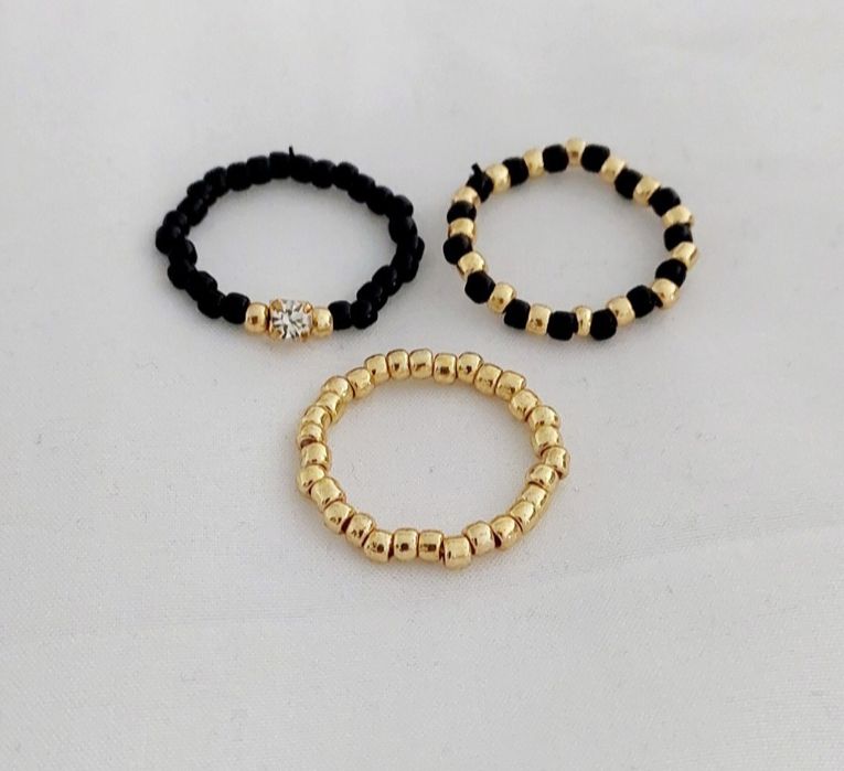 Zestaw pierścionków czarno złote cyrkonia koraliki