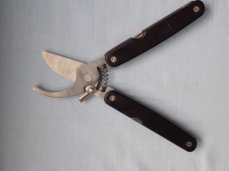 Sekator ogrodowy Multi - Tool .Nóż, piła, korowanie, korkociąg i inne.