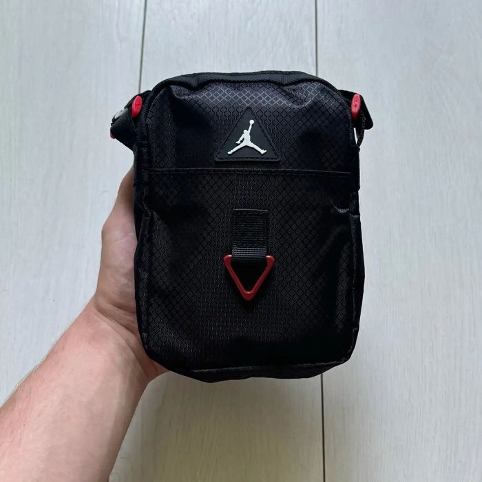 Сумка через плече Jordan із монограмним ремінцем та карабіном,чорна