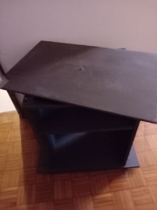 Móvel em madeira para tv com tampo que roda.