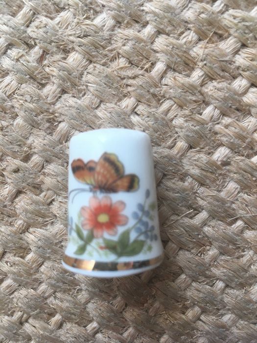 Vários dedais com borboletas