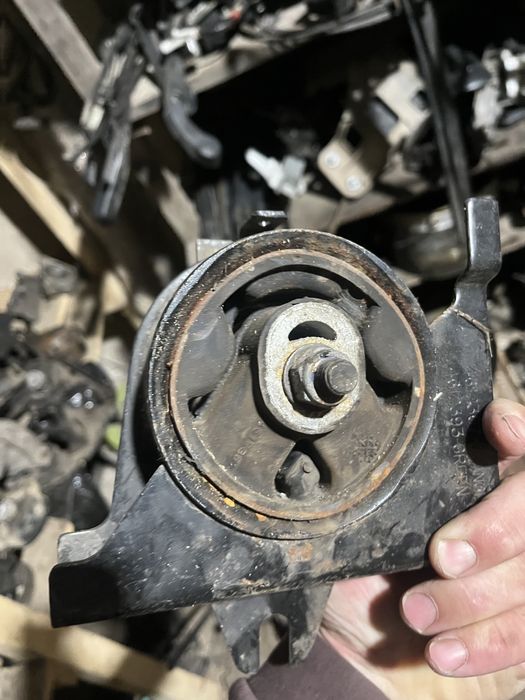 Подушка двигуна Крайслер Вояджер