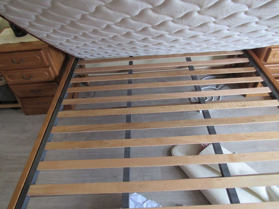 cama + estrado + colchão + 2 mesas de cabeceira