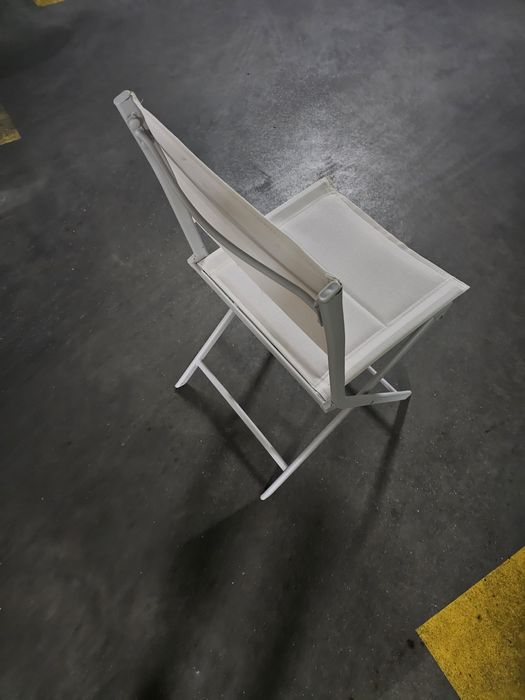 Cadeira branca varanda