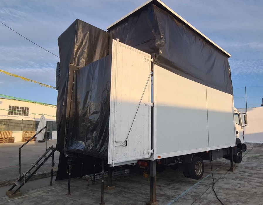 Palco Móvel Nissan Athleon, com Som, Vídeo e Luz