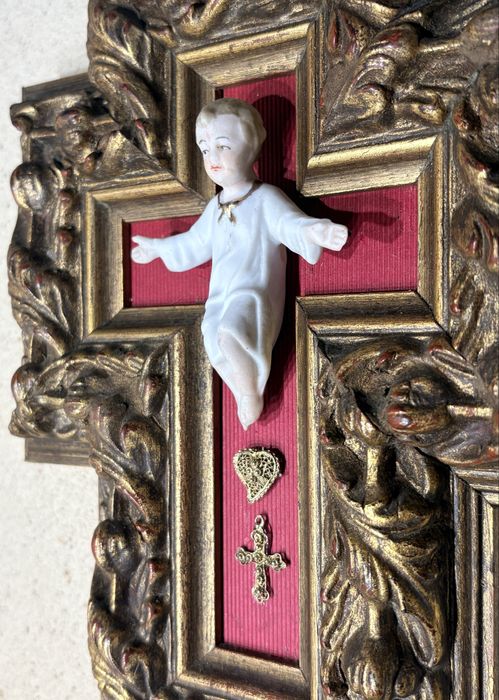 Antigo crucifixo em talha com amoroso Menino Jesus em porcelana