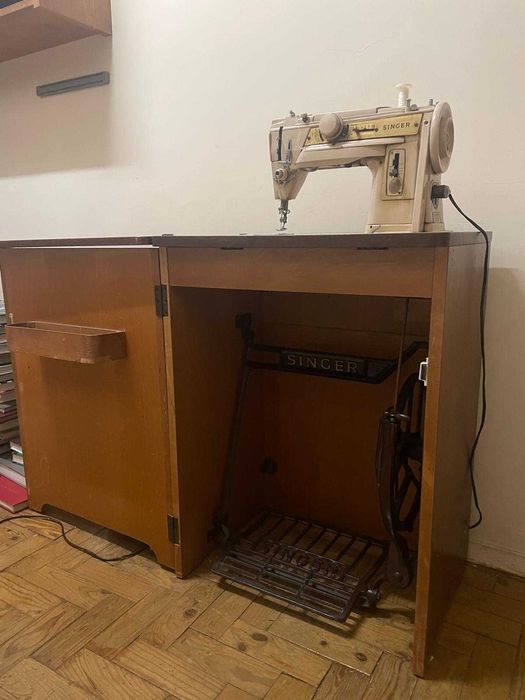 Máquina de costura antiga com móvel