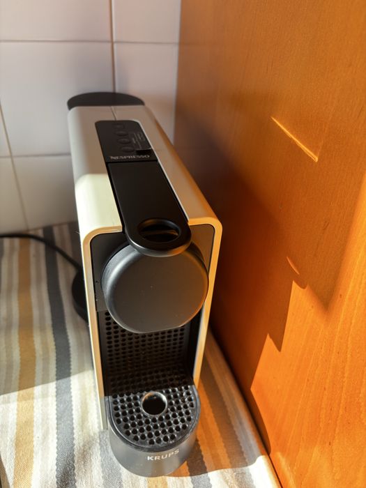 Máquina nespresso essenza plus