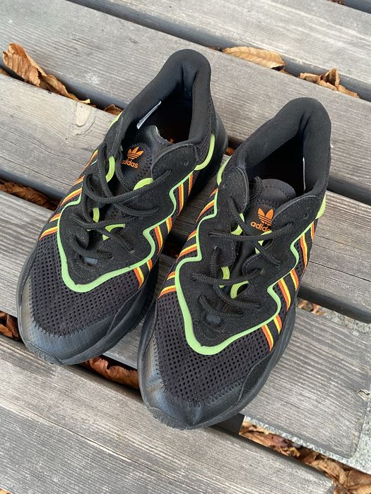 Adidas Ozweego — стильні чорні кросівки з неоновими вставками!