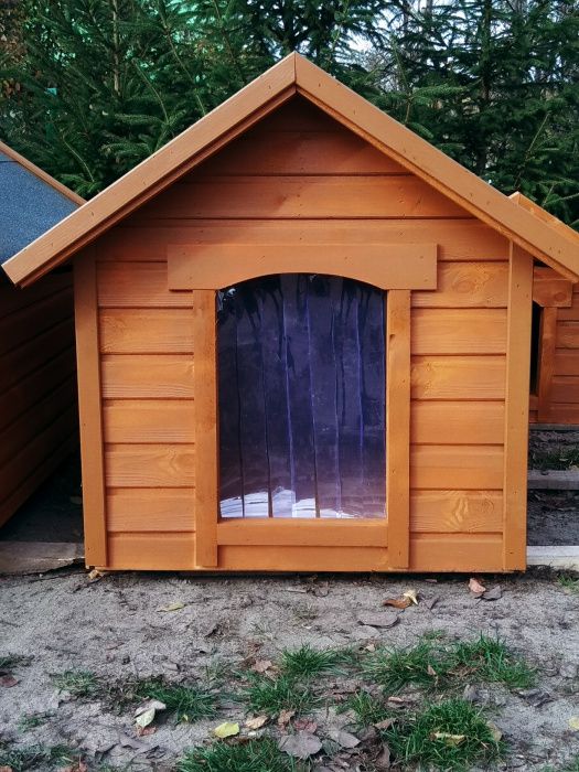 Buda dla psa kurtyna na wejscie.