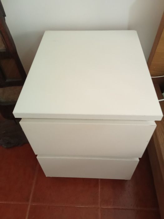 Vendo mesa cabeceira MALM