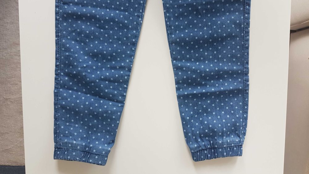 spodnie niebieskie w białe kropki