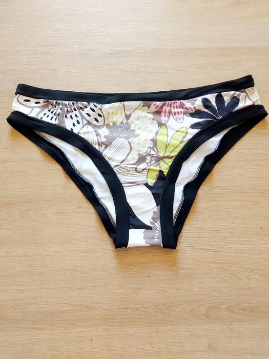 Cueca biquini branca florida