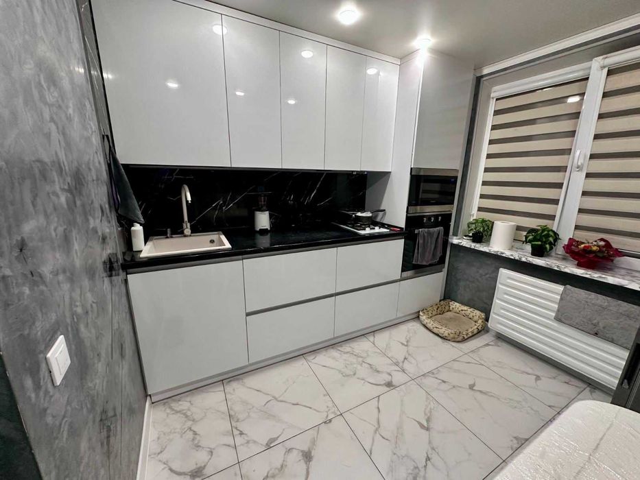 3 кімнатна квартира в Центрі з дизайнерським ремонтом[]