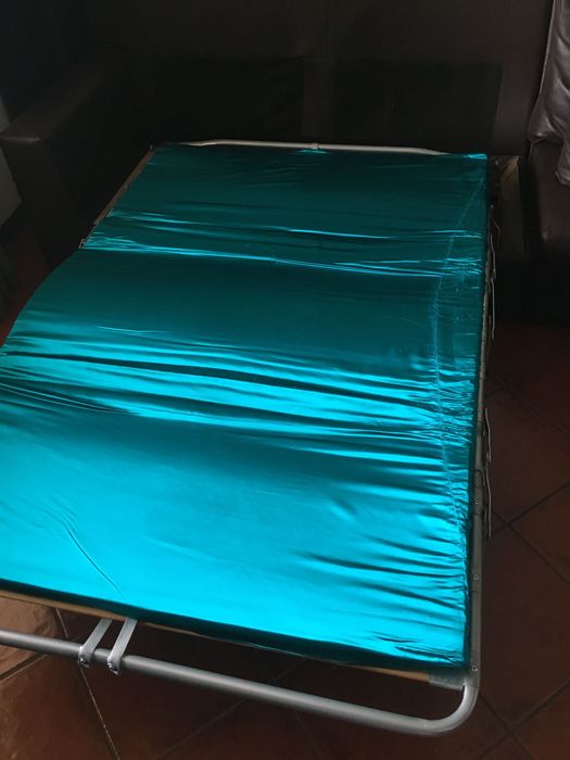 Sofá em napa castanha para desocupar