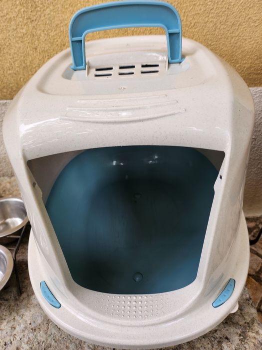 WC, cama e comedouro para gato