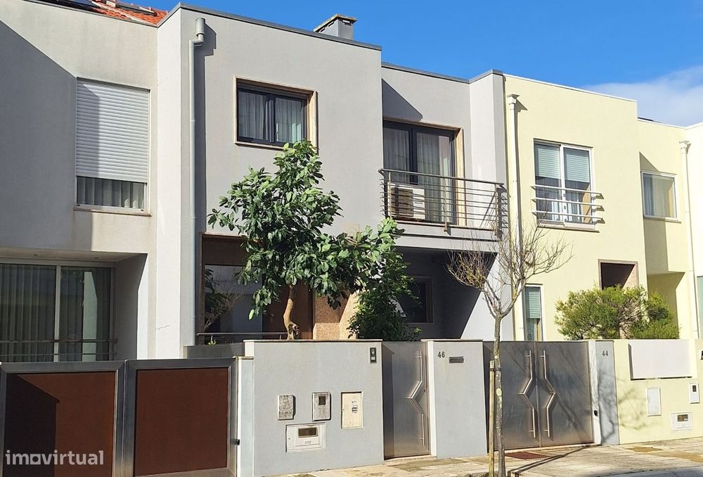 Moradia T4 com Piscina e Terraço em Leça da Palmeira