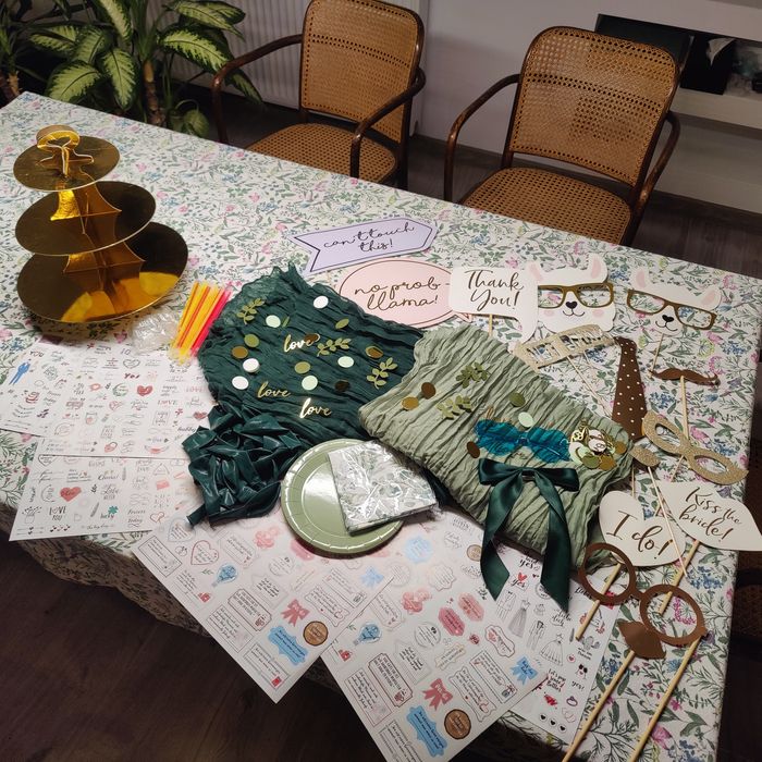 Ozdoby na wieczór panieński w kolorze butelkowej zieleni