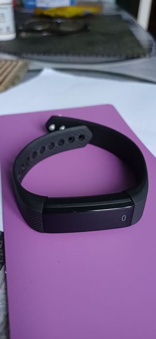 Фитнес-трекер ACME ACT101 Activity Tracker. 
Он отслеживает шаги, расс