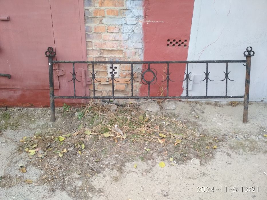 Оградка на кладбище не новая