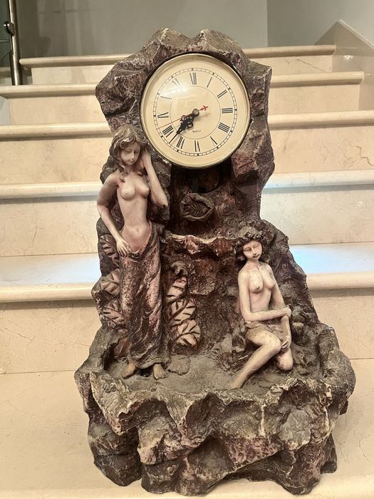 Fonte relogio com estatuas