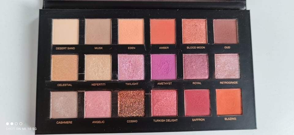Paleta cieni Desert Dusk marki Huda Beauty