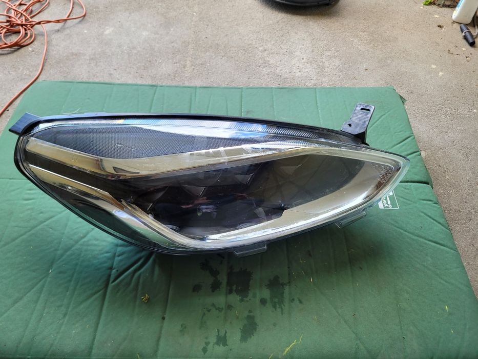 Ford Fiesta MK8 Lampa przednia prawa  Full led