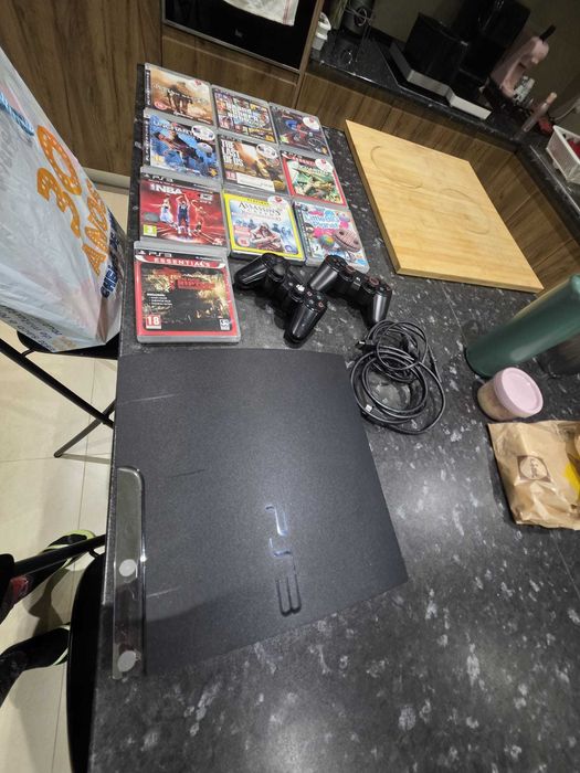 Vendo Playstation 3 em excelente estado + 10 jogos em CD