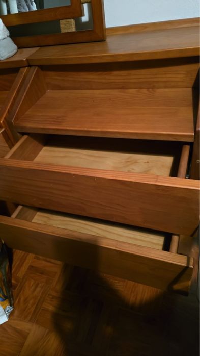 Mesinhas de cabeceira espaçosas