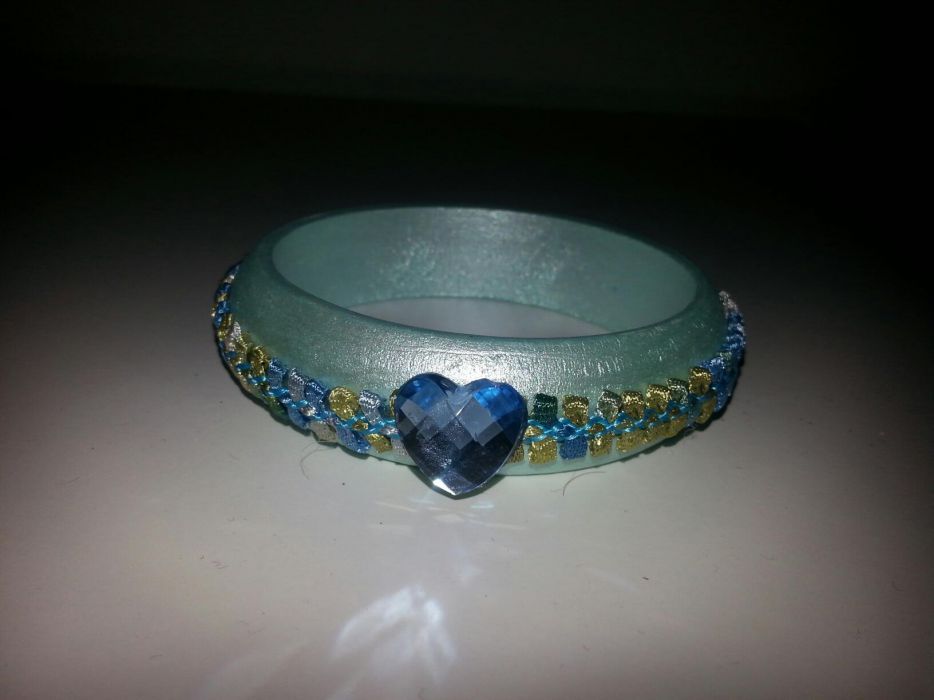 Pulseiras em madeira pintadas e decoradas