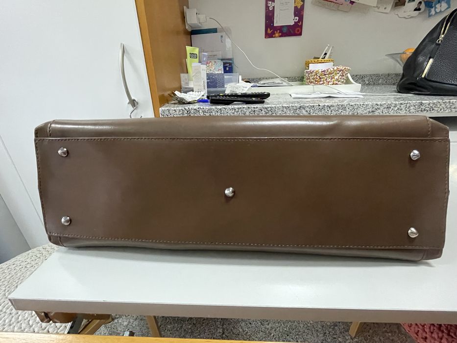 Carteira senhora Furla cor castanho em muito bom estado.