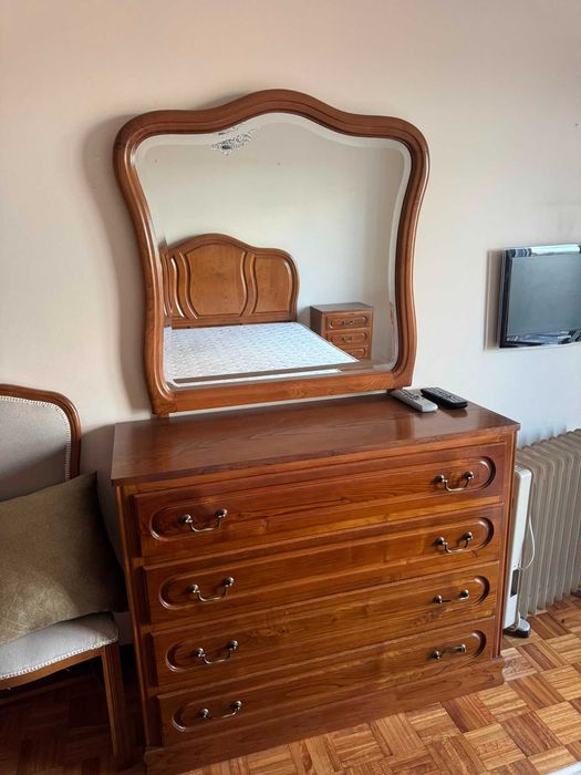 Conjunto de mobiliário em madeira maciça, excelente estado, ideal para moradia ou casa clássica.