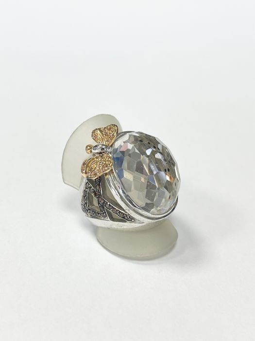 Anel com pedra ao centro