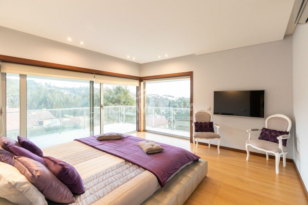 Cama de casal em pele 200x200 com estrado