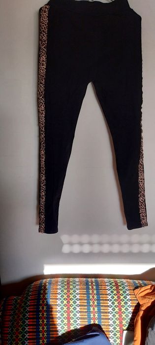 Leggins pretas com faixa ao lado Leopardo