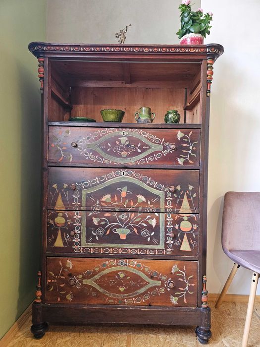 Drewniana, zabytkowa komoda