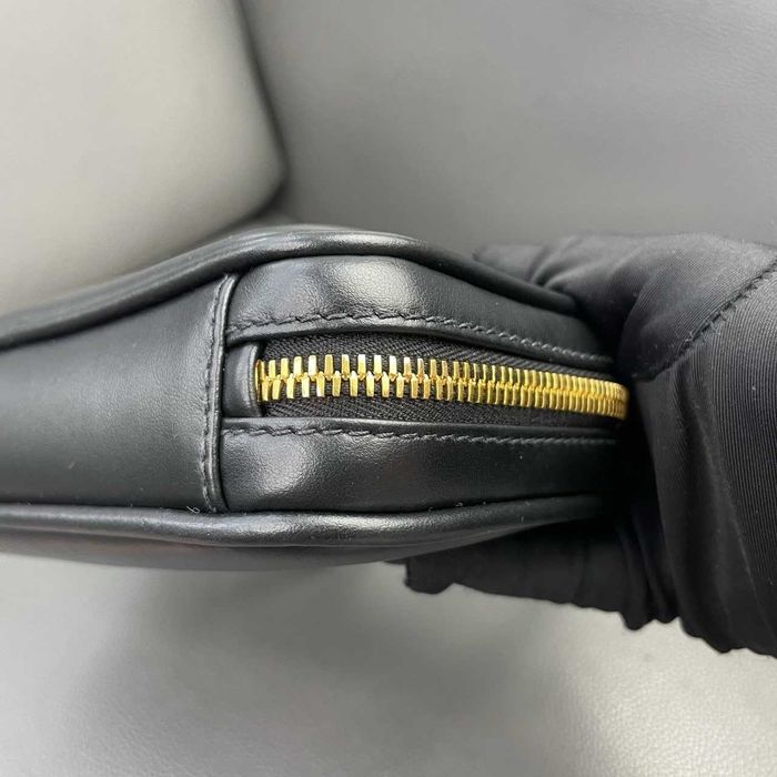 MiuMiu Czarna Torebka - Antykwa Inspiracja i Elegancja